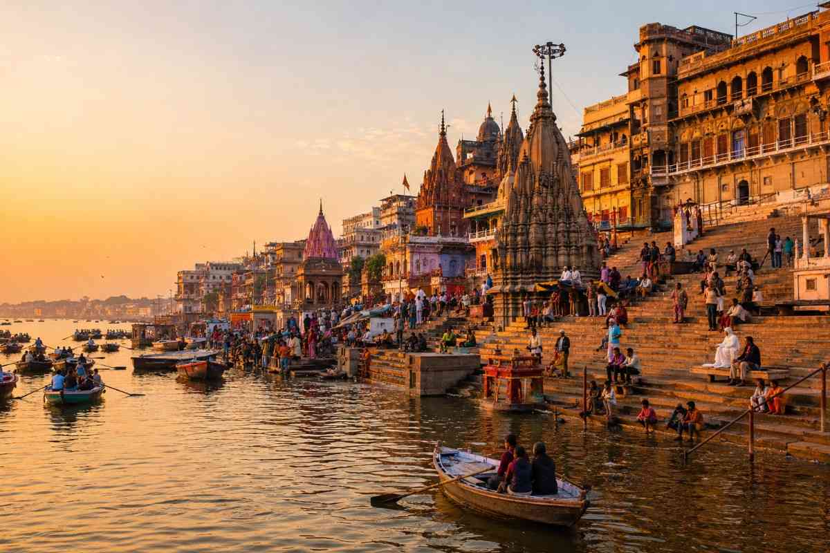 You are currently viewing Varanasi at Dawn: Ghats, Boat Rides and Travel Guide